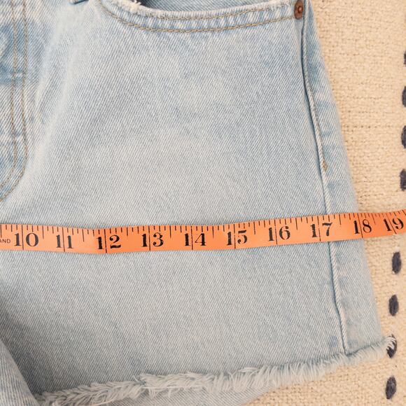 Levi's Waterless Wedgie Shorts Light Wash Size 27 Irregular - Picture 7 of 12